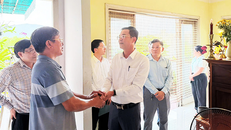 Thăm, tặng quà gia đình liệt sĩ là thân nhân viên chức, người lao động